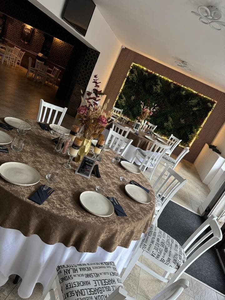 Masă rotundă aranjată festiv, cu decor floral, la Private Society Events
